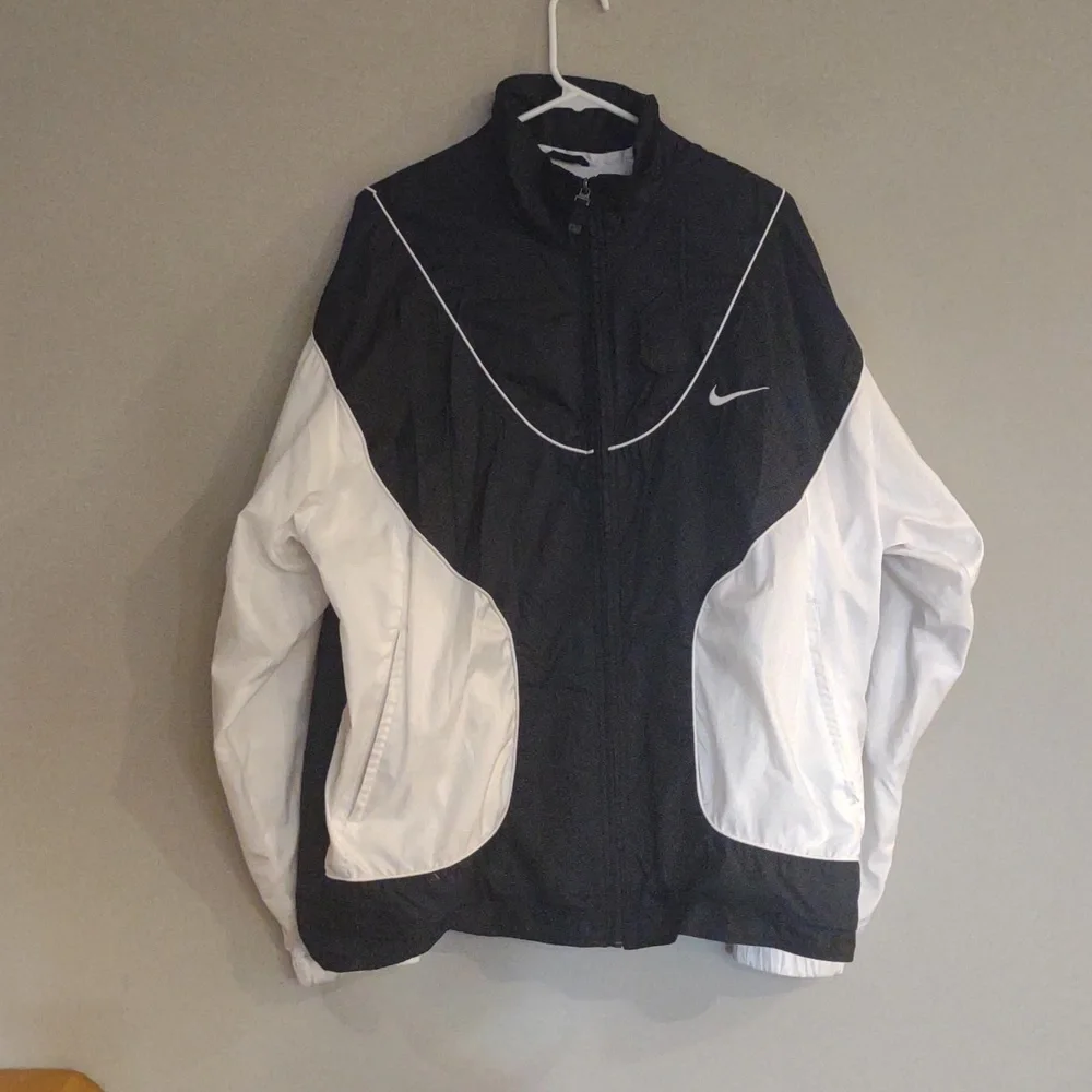 Vintage Nike Men's Large Two-Tone Black/White Lined‎ Windbreaker Jacket